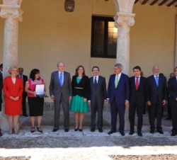 Fotografía de grupo de Su Majestad el Rey en el patio Trilingüe de la Universidad de Alcalá